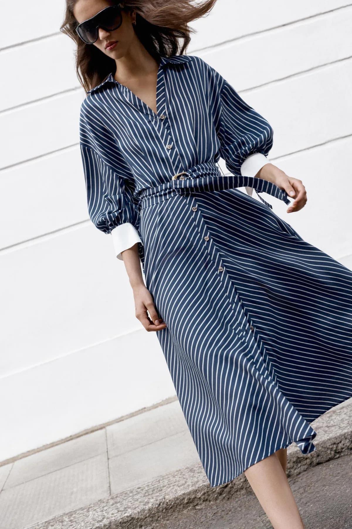 ROBE MI-LONGUE RAYÉE AVEC CEINTURE